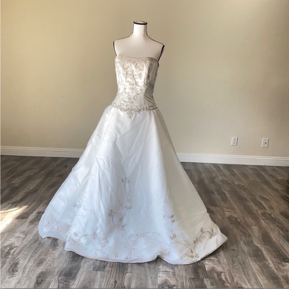 Casablanca Bridal Dresses & Skirts - Strapless wedding dress size 12